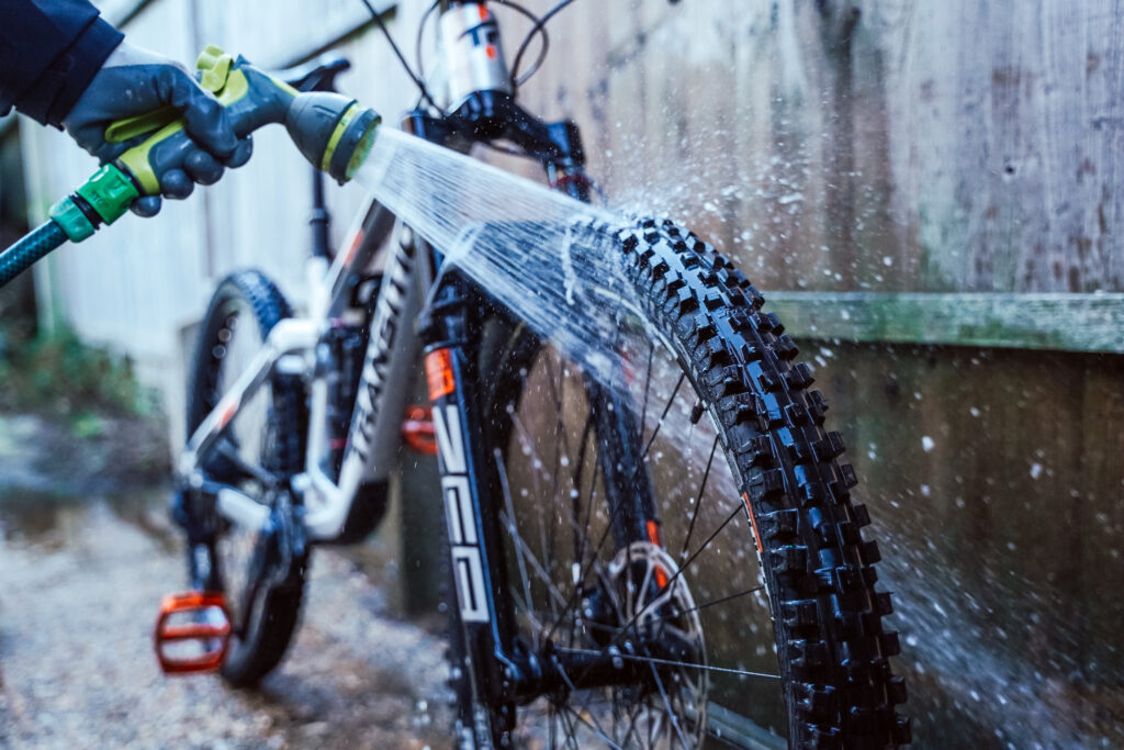 How to clean your mountain bike - Rinse your bike clean